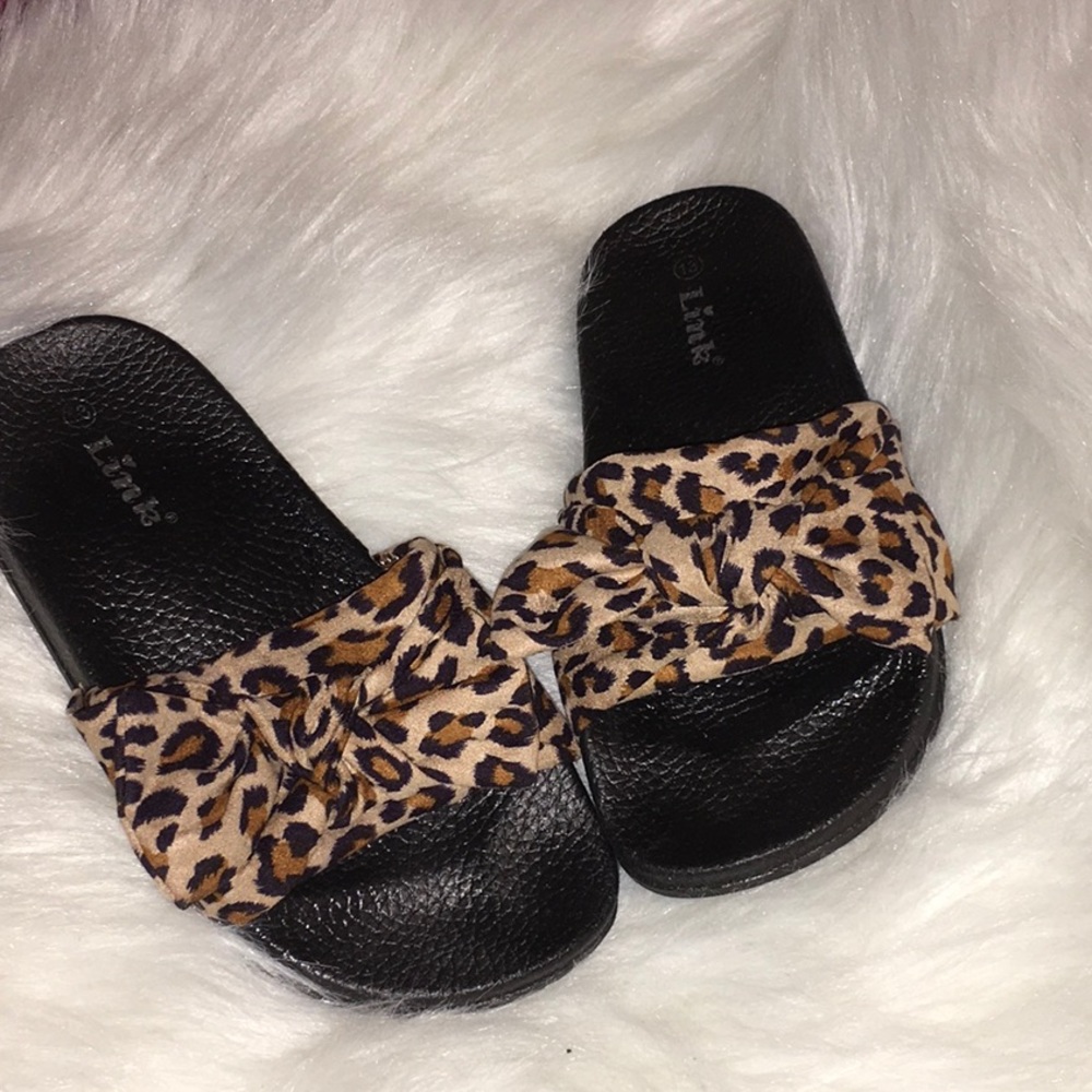 Little girls 🐆 print sandals